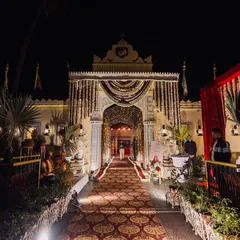 A stunning view of the royal entrance at Jagmandir Island Palace, where love stories begin amidst grandeur and heritage.