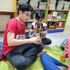 A fun Rubik's cube session in full swing! It’s amazing to see older kids mentoring the younger ones, sharing tips and tricks to solve the puzzle.