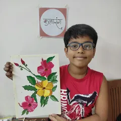 Look at that fantastic result. This student proudly displays his completed floral painting, showing off the new techniques he learned during our first day of art camp.