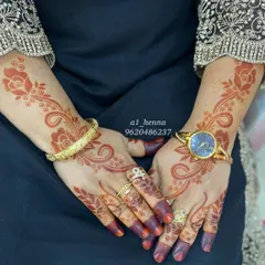 A lovely floral design created with my instant henna cones. Notice the deep red color that develops quickly, perfect for when you don't have time to wait.
