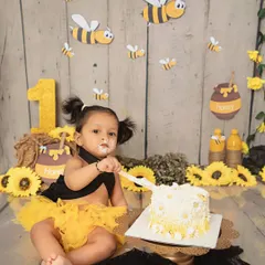 From sweet smiles to a messy cake battle, first birthday sessions are all about fun. This little one is having a bee-autiful time celebrating her big day, and I'm here for every sticky, happy moment.