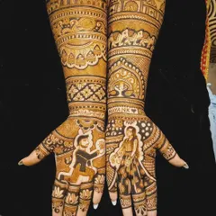 A romantic proposal scene is captured on the palms, with the groom on one knee. The design is complemented by palace architecture and traditional motifs on the arms.