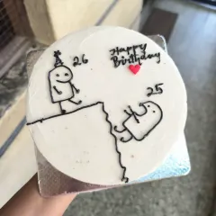 A funny take on getting older, this meme-style bento cake uses simple line drawings to capture a hilarious moment. It's a great way to add a personal and humorous touch to a birthday.