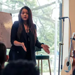 Explaining the mechanics of the voice using a whiteboard. My goal is to make complex concepts accessible so you understand what's happening physically when you sing.