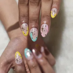 A close-up showing the hand-painted stars and pastel color-blocking on these beautiful almond-shaped extensions.