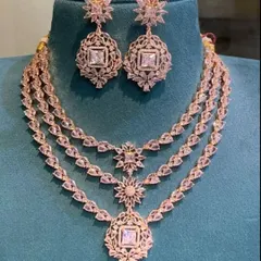 A beautiful rose-gold plated Victorian set with three layers and intricate floral-inspired designs. This is a delicate and elegant choice for any modern event.