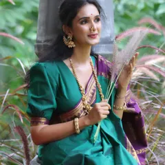 A traditional and timeless glam look. The makeup is kept natural and glowing to complement the classic green Ilkal saree.