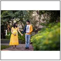 This couple chose casual outfits and fun "LOVE" props for a relaxed and playful photoshoot that reflects their personalities.