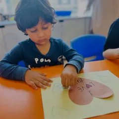 Creating a heartfelt card during class. This activity combines drawing, cutting, and pasting, helping to develop dexterity and providing a way to express emotions.