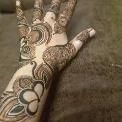 This is a classic Gulf henna design, known for its bold outlines and shaded floral patterns that create a dramatic effect.