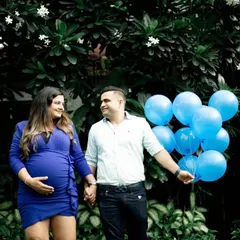 For the next part of their gender reveal session, the couple incorporated blue balloons. This is a classic and joyful way to announce you're having a boy, and the props add a playful element to the photos.