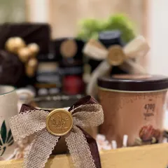 The finishing touch: a burlap and velvet ribbon with a custom wax seal, adding a layer of rustic elegance to this masculine gift.