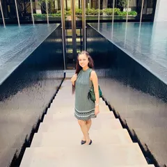 For a visit to a serene and modern location, I chose a simple, sleeveless A-line dress. The geometric print complements the architectural lines, creating a look that is both elegant and understated.