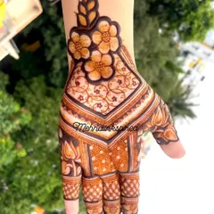 A simple yet stunning design for a bride or bridesmaid. This pattern focuses on a beautiful floral bunch at the back of the hand, with minimal detailing on the fingers.