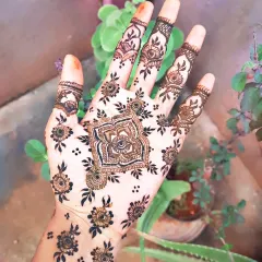 A lovely and simple mandala design for the back of the hand. This style is great for bridesmaids, wedding guests, or for pre-wedding functions where you want a touch of elegance.