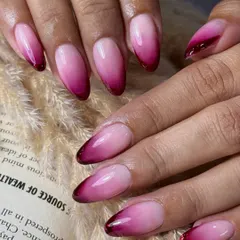 I created this beautiful ombré effect by seamlessly blending a soft blush base into rich berry tones. To add a touch of glamour, I finished the design with a deep wine glitter French tip, resulting in a romantic and elegant look.