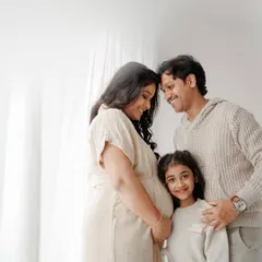 Maternity shoots are so special to me. For this beautiful family portrait, I went with a very soft, natural makeup look to enhance the mother's pregnancy glow. The goal was to keep her looking fresh and feeling comfortable, letting the joy of the moment shine through.