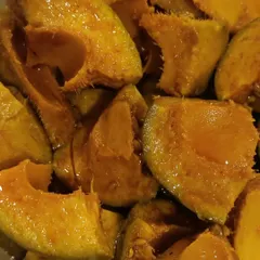 Look at these juicy, sun-dried mango chunks soaked in mom's special masala. This is our signature Punjabi mango pickle, full of flavour and nostalgia.