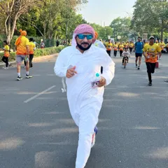 A member running in a traditional Arab dress at the Super Sikh Run. We embrace diversity and creativity in our race day attire.