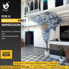 For a fantastic first impression, we renovated this terrace with an artificial handmade tree. The light blue blossoms create a unique and serene atmosphere in this beautiful architectural setting.