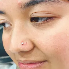 Here you can see a fresh nostril piercing, done cleanly with a sterile needle. I prioritize hygiene to ensure a safe experience and smooth healing process.