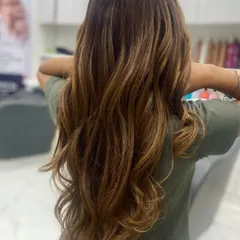 This is a perfect example of my balayage work, creating soft, natural-looking highlights that add dimension and shine. The warm caramel and honey tones are blended seamlessly and styled into loose waves for a sun-kissed, voluminous finish.