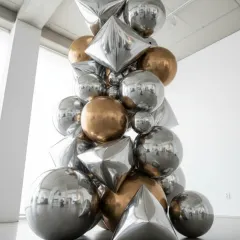 For a modern and chic corporate party, I created this sculpture using metallic gold and silver balloons in geometric shapes. This type of decor is perfect for product launches or sophisticated office celebrations where you want a high-end, artistic feel.