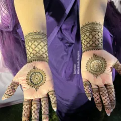 A minimal bridal design that is both modern and elegant. This pattern features a central mandala on the palm with a matching cuff and finger details.