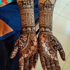 A grand design for a bridesmaid, featuring peacocks, elephants, and lotuses. It’s a beautiful mix of all the classic royal motifs.
