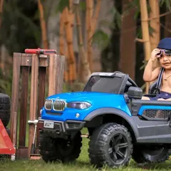 This little dude is ready to hit the road in his own garage. Our outdoor garage theme, with a cool ride-on car and props, is perfect for capturing a toddler's adventurous spirit.