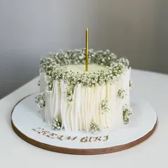Soft, timeless, and quietly elegant. This minimalist cake is all about delicate details, with flowing textures, fresh baby's breath, and a simple charm that steals the spotlight.