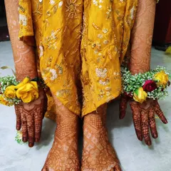 A beautiful shot of bride Tahani's mehendi, complete with floral jewelry. I designed matching patterns for her hands and feet for a cohesive and elegant bridal look.