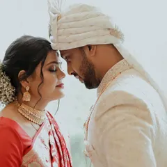 An intimate portrait of the bride and groom on their wedding day. The groom's pheta and the bride's traditional jewelry are key elements of their Maharashtrian look.