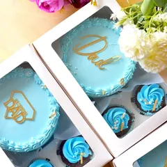 Here are a few of the Father's Day hampers I made, featuring mango-flavoured bento cakes. Each set was personalized with a different 'Dad' themed topper and matching blue cupcakes.