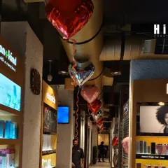 Here you can see how the hanging heart balloons guide the eye down a long corridor in the salon. This type of ceiling decoration is an effective way to carry a theme throughout a large or unusually shaped commercial space.