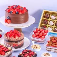 When strawberry season arrives, my kitchen is filled with the scent of fresh berries. This is a snapshot of our seasonal strawberry collection, featuring everything from large celebration cakes and mini dessert tubs to chocolate-dipped strawberries. I use only fresh, high-quality fruit in all my bakes.
