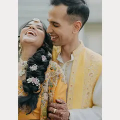 The infectious laughter of Mehul and Divya during their sun-drenched Haldi in Udaipur. This portrait is all about capturing genuine happiness and the vibrant energy of the day.