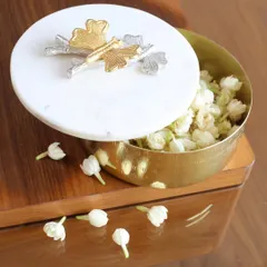 Our keepsake box, crafted with a brass base and a white marble lid adorned with a delicate dragonfly motif. It’s a timeless piece for treasuring memories or gifting to someone special.