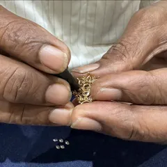 Here you can see the delicate process of setting small diamonds into a gold piece. This is where trust in craftsmanship is built. Our commitment to superior quality means your custom jewellery is not just beautiful, but also resilient enough for you to wear and enjoy for years to come.