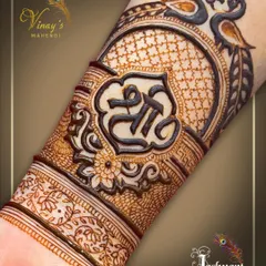 A beautiful 'bridal startup' or cuff design featuring the sacred 'Shri' symbol. These bands are a great way to add a touch of henna.