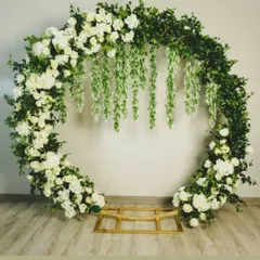 This elegant floral ring is the epitome of modern romance. The combination of white flowers, greenery, and hanging wisteria creates a sophisticated, garden-like feel.