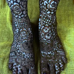 This bridal foot design is rich with floral motifs and checkerboard patterns. The symmetry between both feet is key to creating a balanced and beautiful look.