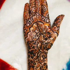 Another shot of this lovely single-hand design, showing the rich color of the henna paste.