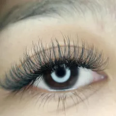 Another view of a full set of classic extensions. The style is versatile and enhances the eye's natural shape, providing a noticeable but sophisticated lift that complements your features.