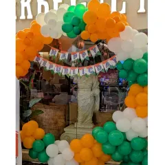 A closer look at a Republic Day balloon arch framing the entrance of a restaurant. The design includes a "Happy Republic Day" banner to complete the festive look.