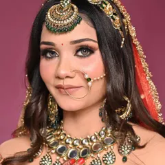 Details of the bridal makeup, showing the precise application and blending. I ensure every element, from the brows to the lips, is perfected for a stunning result.