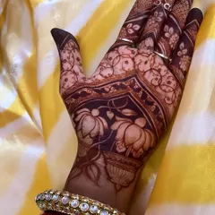 This is the result we always aim for: a stunningly deep and rich henna stain. We use only natural paste, and you can see how beautifully the intricate lotus and vine patterns have developed against the skin.