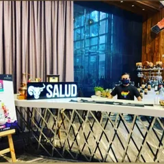 A sleek and modern bar setup for a Salud brand event. The geometric design of the counter combined with simple, bold branding creates a contemporary look suitable for corporate settings.