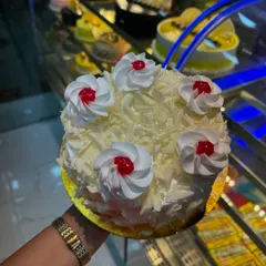 Our White Forest cake is a dream for anyone who loves white chocolate. It's covered in white chocolate shavings and topped with swirls of fresh cream and cherries.