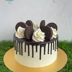 A delicious buttercream cake topped with chocolate drips and Oreo cookies. It's a simple yet indulgent treat for any cookie lover.